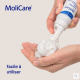 zoom sur les mains d'une personne utilisant la mousse molicare