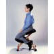 Siège ergonomique avec une dame aux cheveux courts assise dessus
