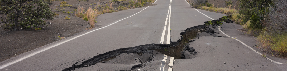 Destruction d'une route par un séisme.