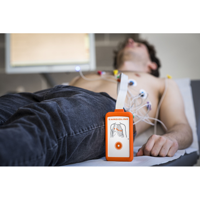 Electrocardiographe devant patient ECG C